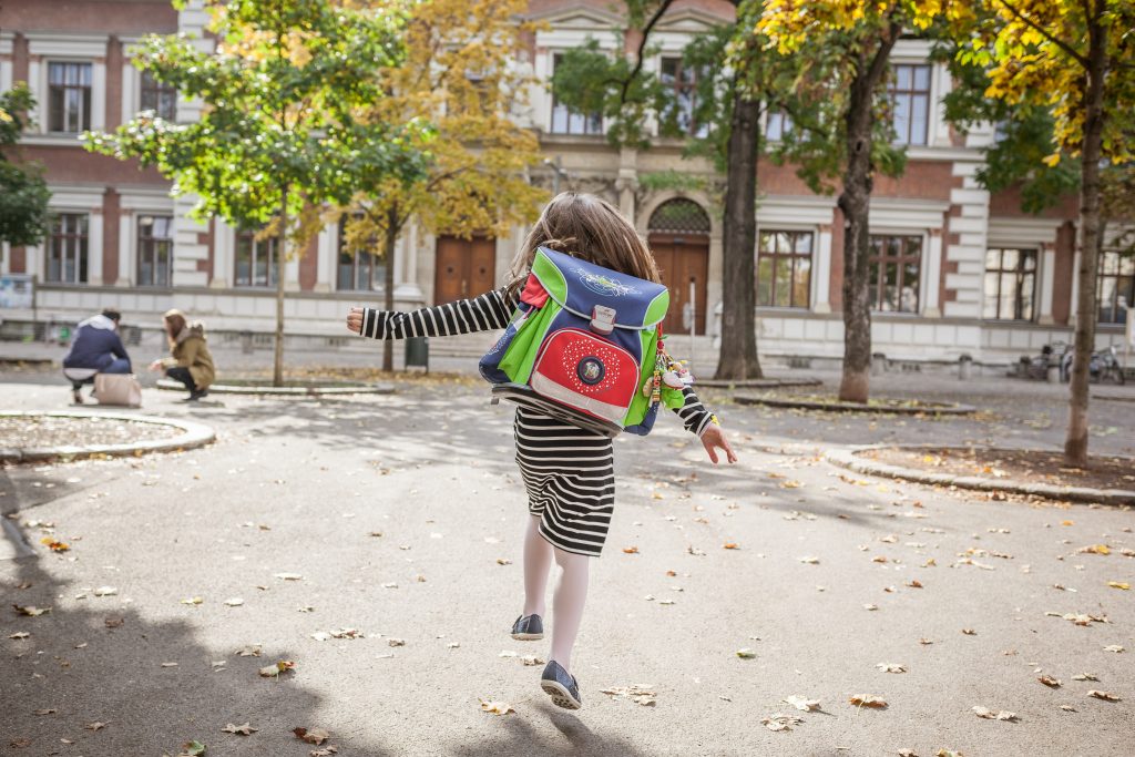 Schulweg üben: Draußen vor der Tür