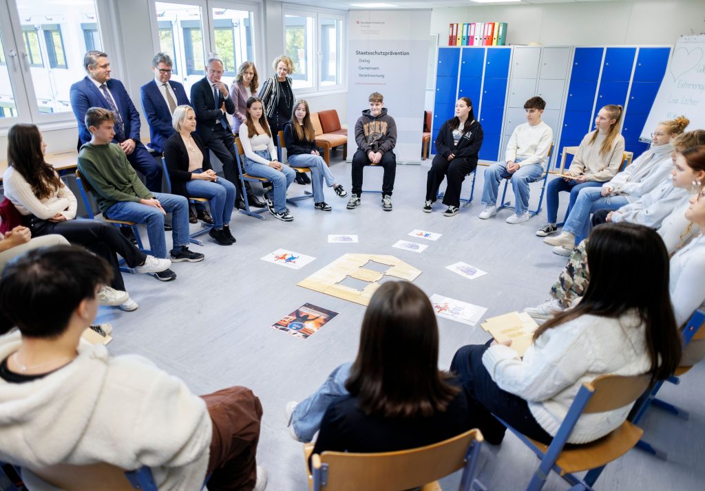 Kinder und Jugendliche vor extremistischer Propaganda schützen