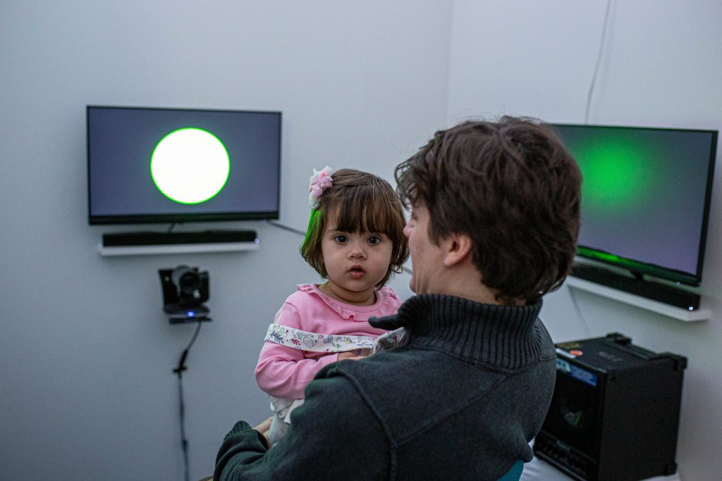 Wie elterliche Handy-Nutzung die kindliche Entwicklung beeinflusst