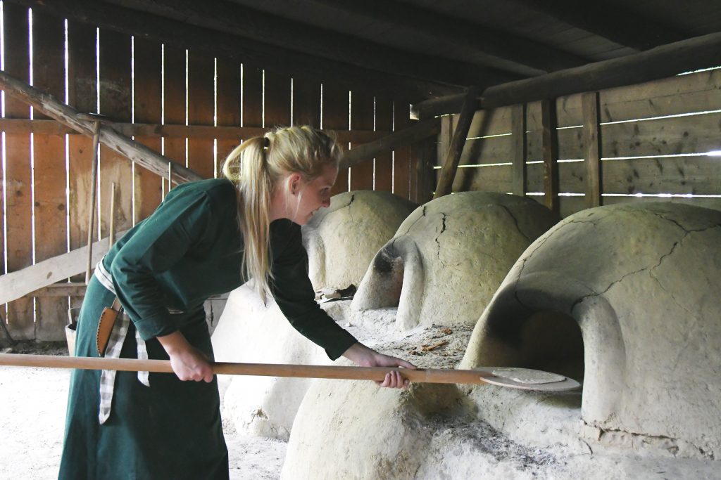 Mamuz im Herbst: Von Brotbacken bis Feuerstein bearbeiten