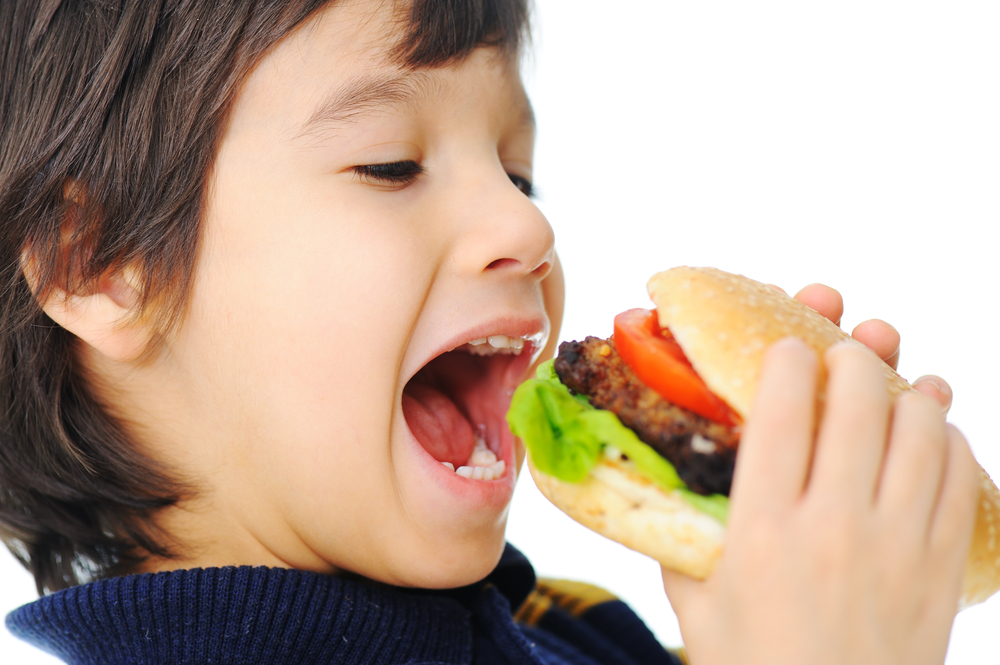 Kinder, die Werbung für ungesunde Lebensmittel ansehen, essen mehr