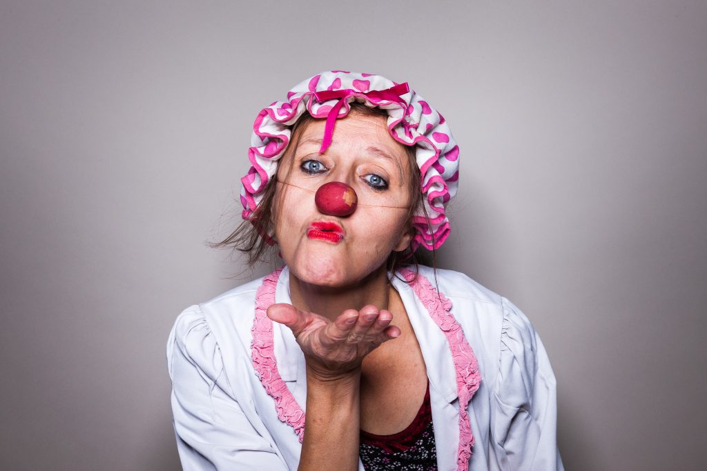 Kinder halten Ausschau, wo es etwas zu lachen gibt