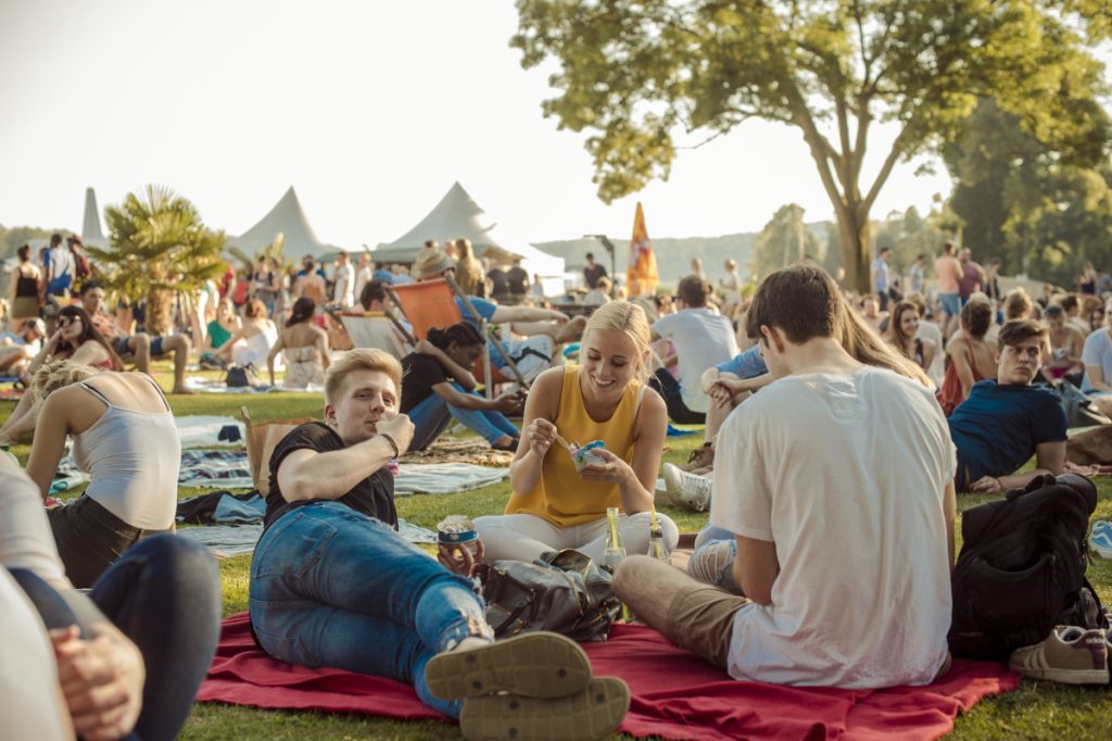 „Let’s Melt Barriers“ – Eis löffeln für den guten Zweck