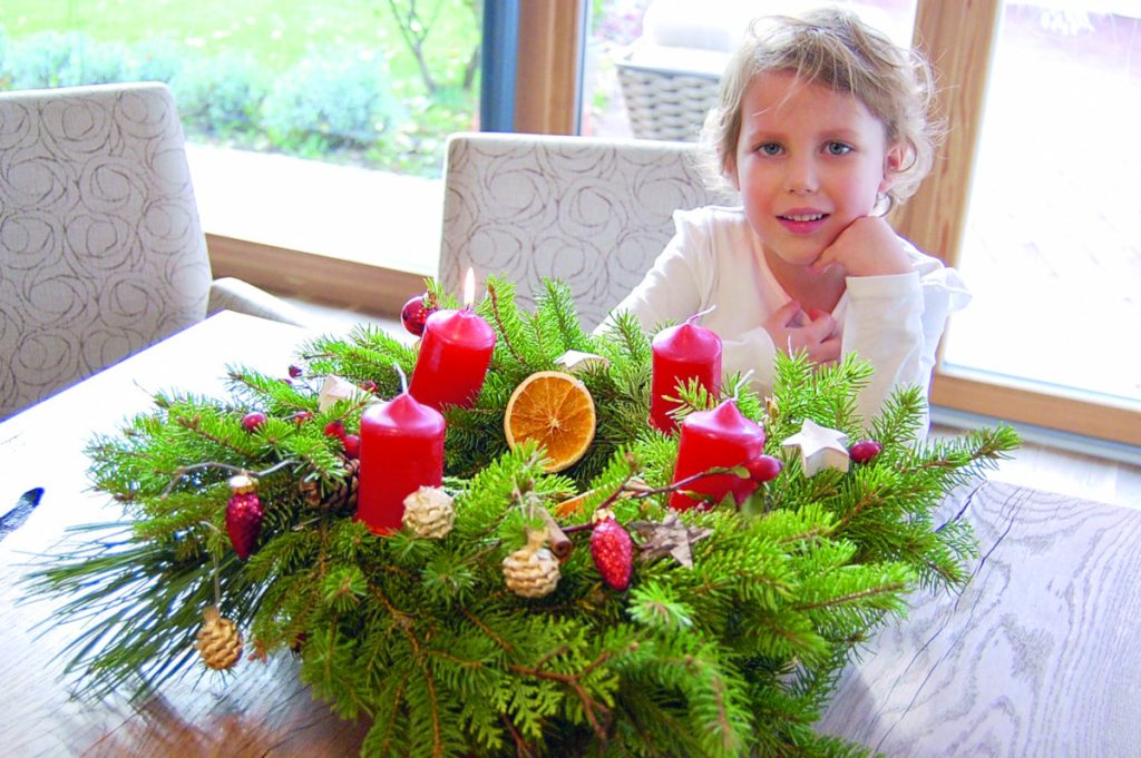 VORWEIHNACHTLICHER BASTELSPASS: Adventkranz binden