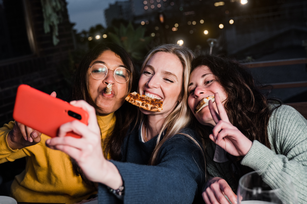 Influencer:innen präsentieren Kindern ungesunde Lebensmittel