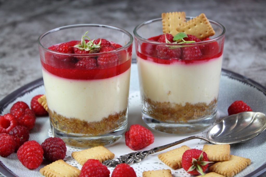 Käsekuchen im Glas – mit Himbeeren