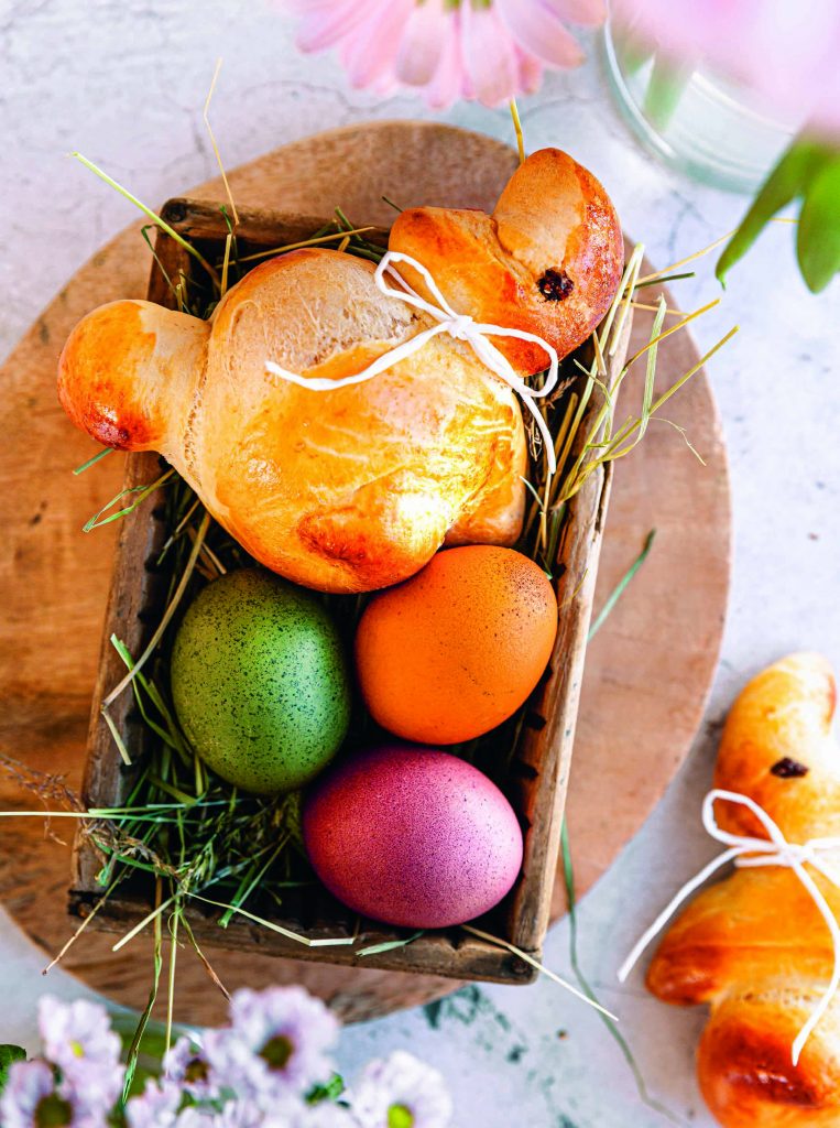 Kinder backen für den Osterhasen