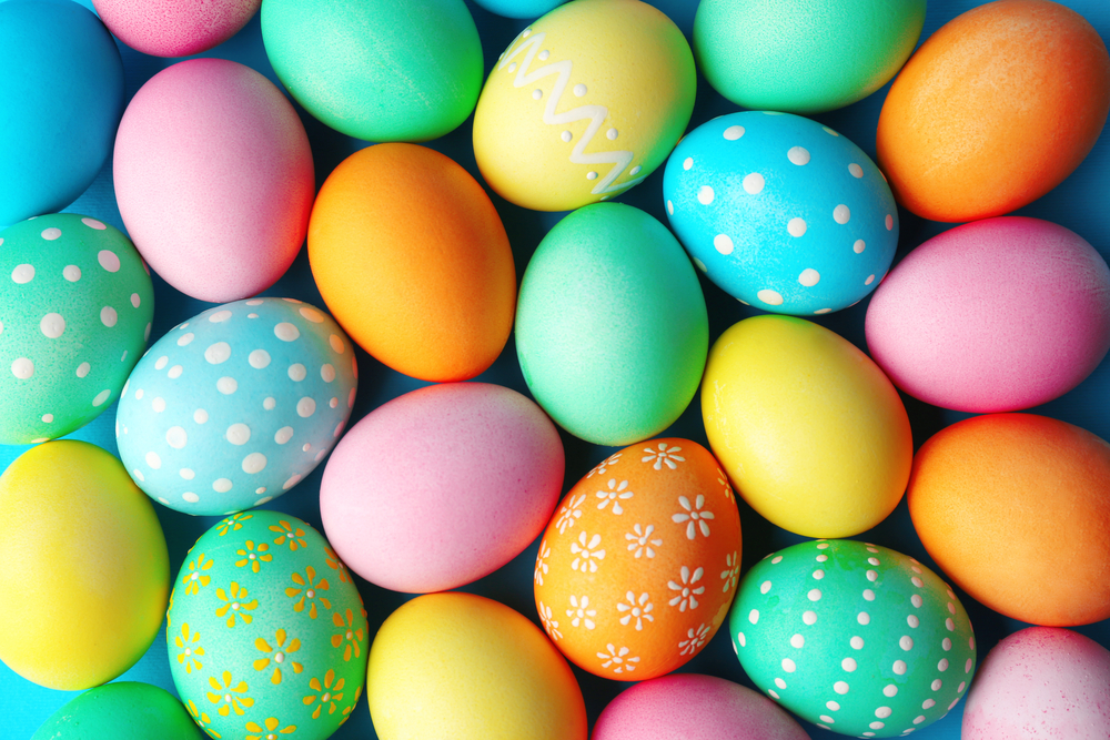 Bunte Gerichte mit Ostereiern