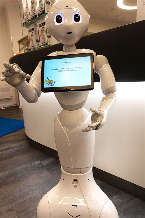Ein Roboter nimmt Kindern die Angst vor dem Zahnarzt