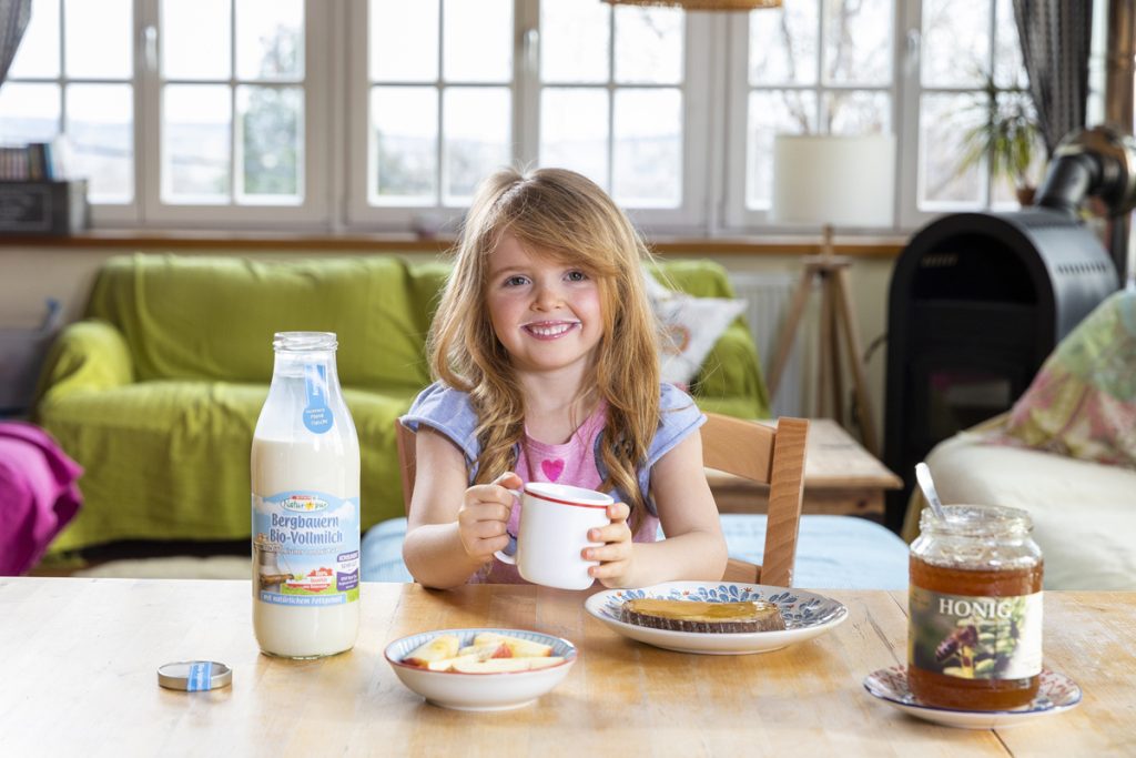 Ab März bei SPAR: Bio-Milch in der Mehrweg-Glasflasche