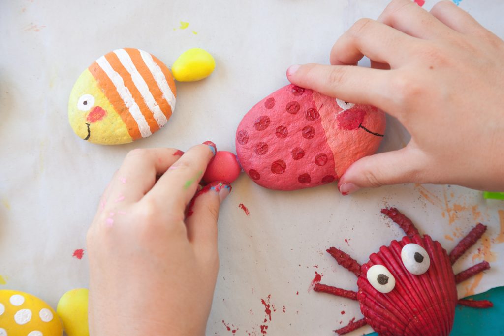 Bunt bemalte Steine – kreative DIY-Ideen