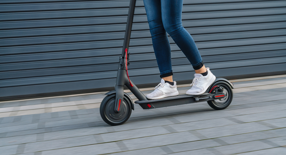 E-Scooter fahren nur am Radweg und mit Helm