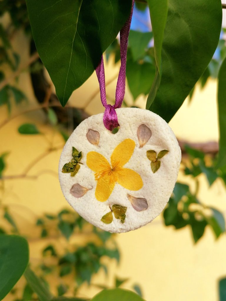 Salzteig-Blütenanhänger basteln