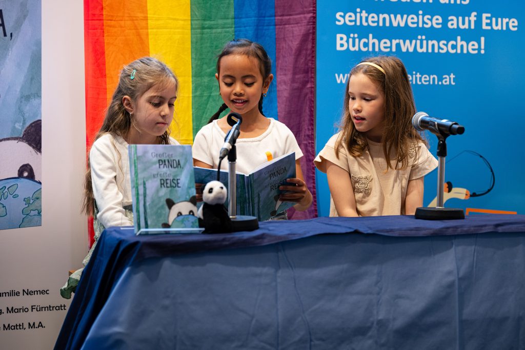 Premiere: Schüler:innen veröffentlichen Bilderbuch „Großer Panda, große Reise“