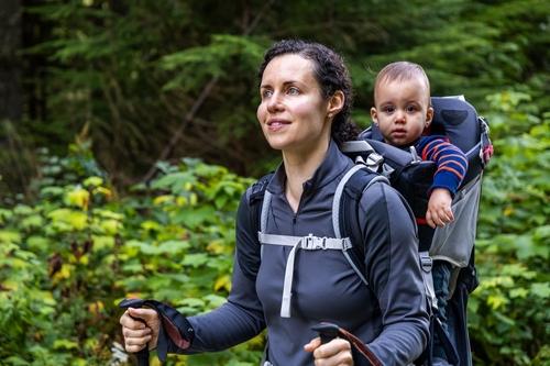 Vier Warnsignale, dass Ihre Babytrage Ihrem Kind eher schadet als nützt © Shutterstock