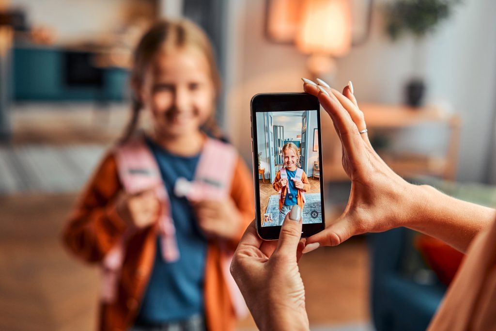 Geteilt, gesehen, gespeichert: Kinderfotos im Netz © Shutterstock
